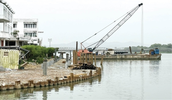 Construction crews are currently driving piles and building foundations for the walking path along the Huong River, from Toa Kham Wharf to the base of Dap Da  (Stone Dam) 